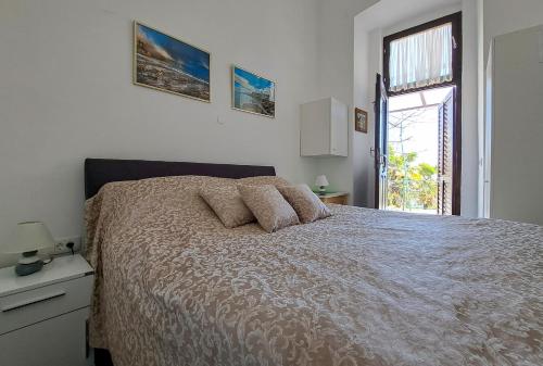 奥帕提亚Room soba u Opatiji Na Lipovici的白色的卧室设有床和窗户
