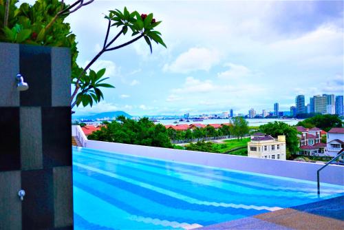 丹绒道光The Landmark Penang的享有城市景致的游泳池