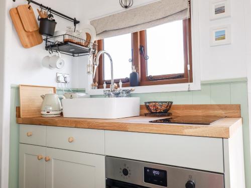 廷塔杰尔Badgers Rest的带水槽的厨房台面和窗户