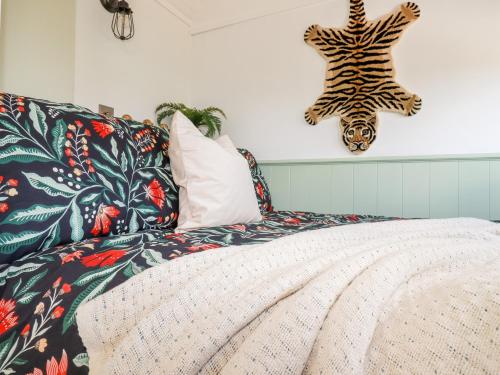 廷塔杰尔Badgers Rest的一间卧室配有斑马床头板和一张床