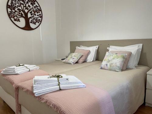 加亚新城My Portugal for All - Oporto Flat的一间卧室配有两张带毛巾的床