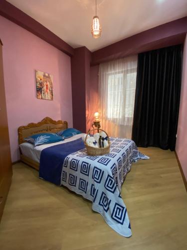 第比利斯Metta Tbilisi Apartment的一间卧室设有两张床和窗户。