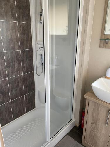 北安普敦Beautiful 2 bedroom Helmsley Lodge的带淋浴和盥洗盆的浴室