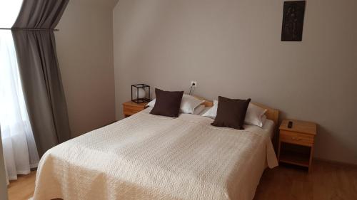 Melturi麦尔图瑞酒店的卧室配有白色的床和2个枕头