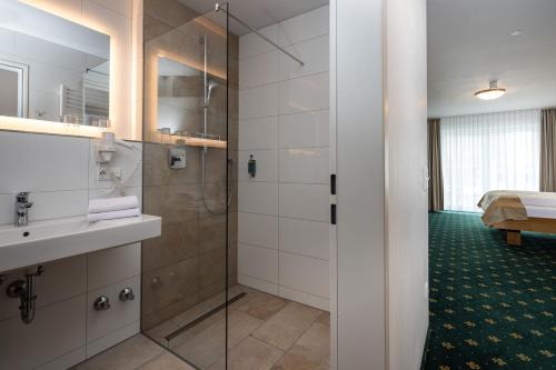 舍瓦本维特酒店的一间浴室