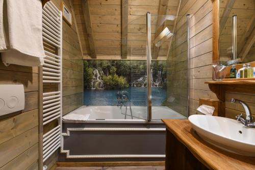 Ethno Houses Plitvice Lakes Hotel的一间浴室