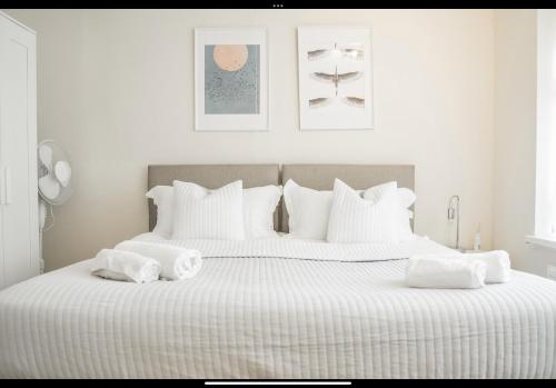 伯明翰The Whetstone的白色卧室配有两张带毛巾的床