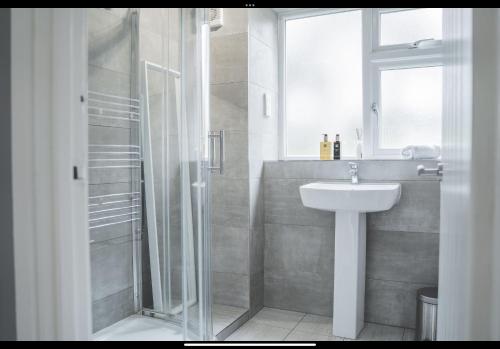 伯明翰The Whetstone的白色的浴室设有水槽和淋浴。
