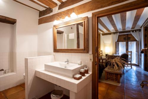 Talayuelas拉卡萨格兰德酒店的一间带水槽和镜子的浴室