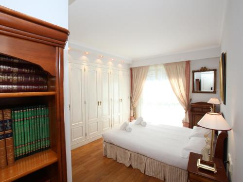 圣塞瓦斯蒂安Apartamento Ondarreta的卧室设有一张白色大床和一扇窗户。