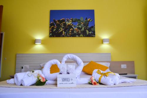 特罗佩阿Le Twins -Bed and Breakfast的一张床上有两只天鹅和毛巾