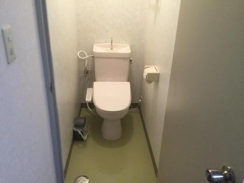 南鱼沼市Homestay Dream - Vacation STAY 2666的浴室位于隔间内,设有白色卫生间。