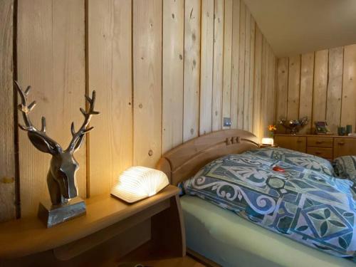 KirburgCasita - Sterneferienhaus mit Garten, Sauna und Wallbox的一间卧室设有一张床和木墙