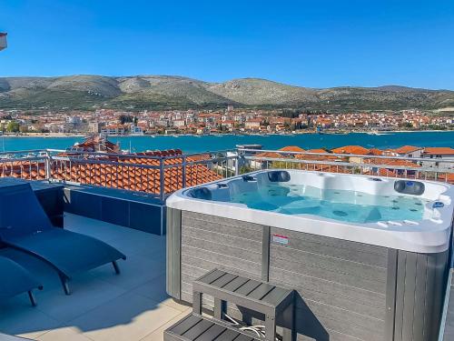 特罗吉尔Apartments & Rooms Žaja的大楼阳台上的热水浴池