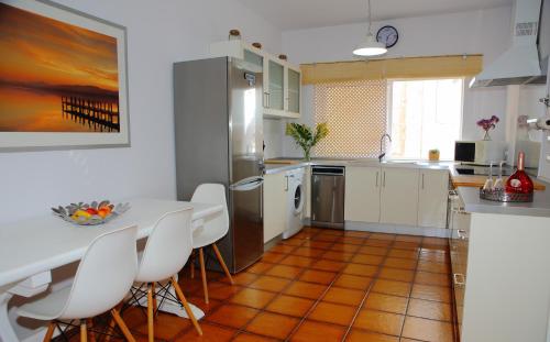 大塔拉哈尔Casa Miramar的厨房配有白色的桌子和白色的椅子