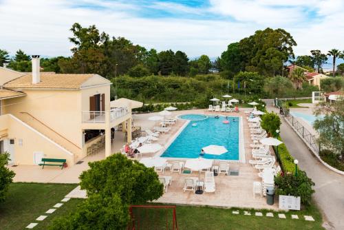 卡沃斯Yianetta Hotel Apartments的享有度假村游泳池的顶部景致