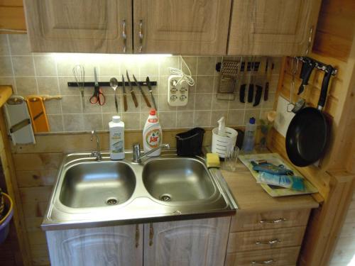 KismarosE-major的厨房内带水槽的厨房台面