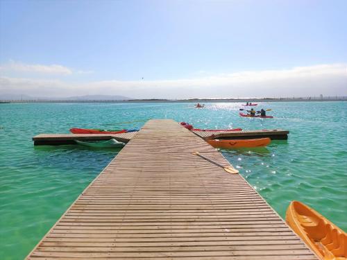 拉塞雷纳Departamentos Laguna del Mar的一大片水面上有几艘船的码头