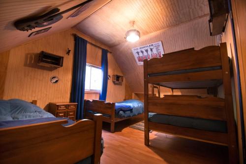 拉斯特朗卡斯Duub Hostel的小房间设有两张双层床和窗户