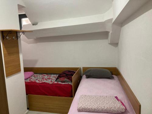NR1 HOTEL客房内的一张或多张床位