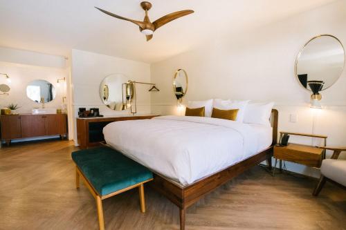 棕榈泉L3 Oasis Hotel的一间卧室配有一张大床和两面镜子
