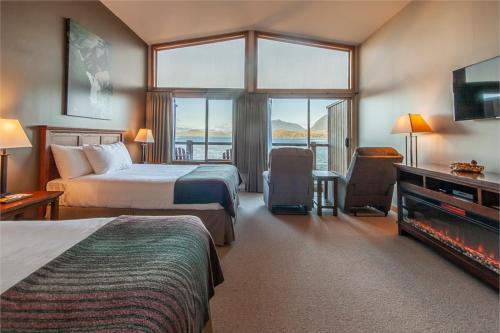 托菲诺西姆维嚓洛奇酒店的酒店客房设有两张床和大窗户。