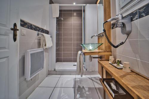 圣马迪拉莫卡拉布恩农场酒店的带淋浴和盥洗盆的浴室