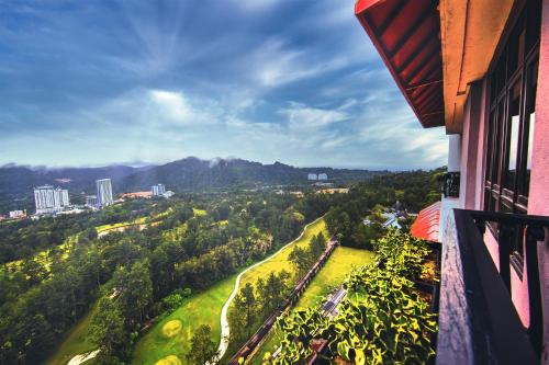 云顶高原Resorts World Awana的大楼的阳台享有城市美景。