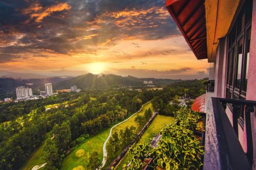 云顶高原Resorts World Awana的从大楼的阳台上可欣赏到日落美景