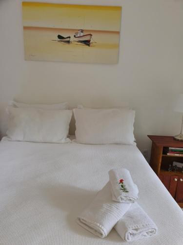 阿布拉奥Ohana suíte Abraão - Ilha Grande的一张白色的床,上面有两条毛巾