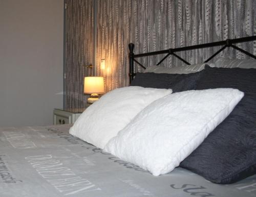 迪南Chambres La Belle Vue的床上有2个白色枕头