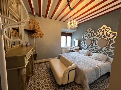阿尔玛格鲁Retiro del Teatro Almagro的一间卧室配有一张大床和一个吊灯。