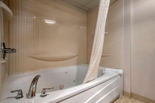 里霍博斯比奇 - 伊克诺套房酒店的一间浴室