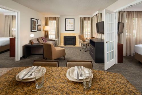 布伦特伍德布伦特伍德万豪原住客栈的酒店客房设有餐桌和客厅。