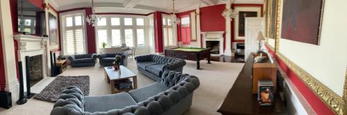 阿伯里斯特威斯Trawscoed Mansion,Central Wing的带沙发和钢琴的大客厅