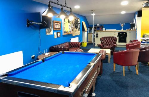 奥斯威斯Woolston lodge的蓝色墙壁的房间里设有一张台球桌