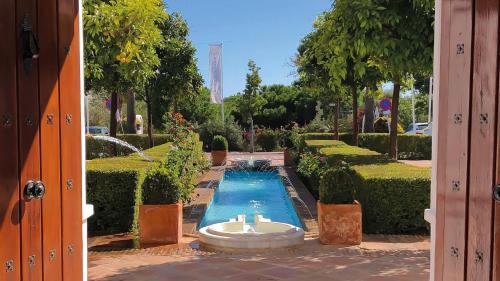 林孔-德拉维多利亚Añoreta Suites的花园内带喷泉的游泳池
