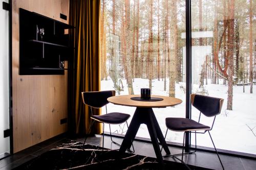 PunakiviÖÖD Hötels Laheranna SUDU- with sauna的窗户房间里一张桌子和四把椅子