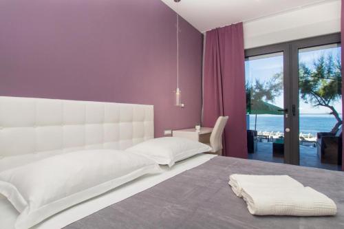 珀德垂那Luxury rooms Beach Mediteran的卧室设有白色床,享有海景