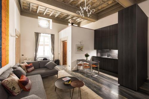 罗马Palazzo Delle Pietre - Luxury Apartments的客厅配有沙发和桌子