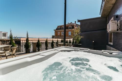 科维良Royal Collection Covilhã的房屋屋顶上的热水浴池