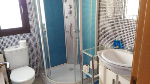 托罗埃利亚-德蒙特格里La Pallissa 9的带淋浴、卫生间和盥洗盆的浴室