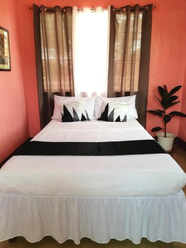 公主港Agimats Crib Palawan的卧室配有一张大白色床和窗户