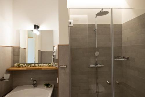 卡拉塔菲米La Corte del Sole的带淋浴、水槽和卫生间的浴室
