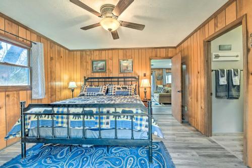 马吉谷Cozy Maggie Valley Cabin, 1 Mi to Tube World!的一间卧室配有一张床和吊扇