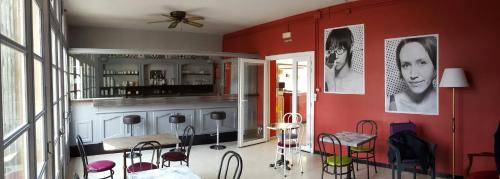 阿尔勒Auberge de Jeunesse HI Arles的一间厨房,里面设有红色的墙壁和凳子