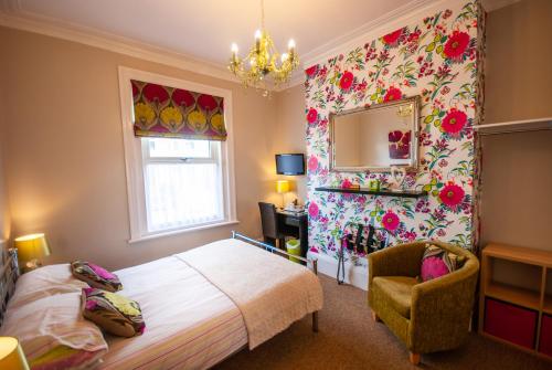 尚克林代尔酒店的一间卧室配有一张床、镜子和椅子