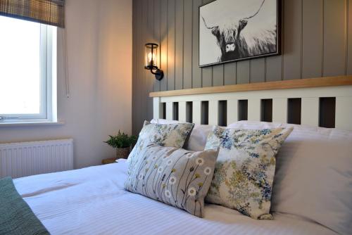 惠特彻奇The Swift的一张带枕头的床和墙上的鹿的照片