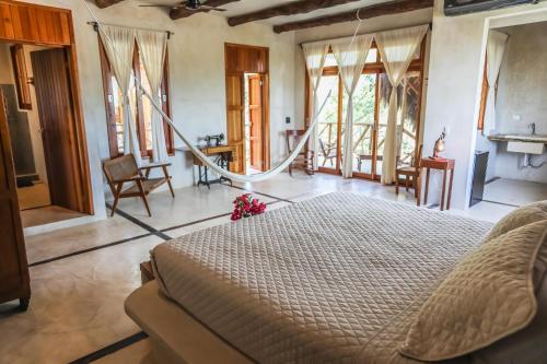 奥尔沃克斯岛La Casa de Mia Holbox的一间设有床铺的卧室,位于带窗户的房间内