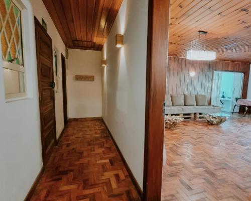 坎波斯杜若尔当Casa Wald的一个带木制天花板的走廊和一间带沙发的房间